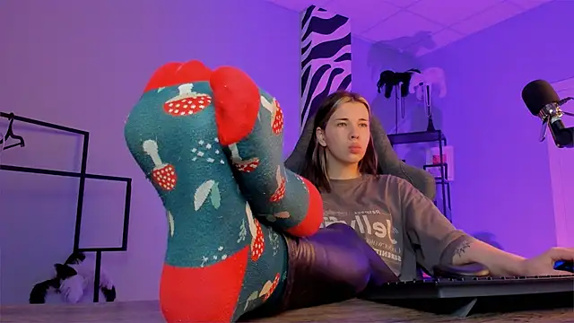 AliceSunday online show from November 2025 05:06:02 AM