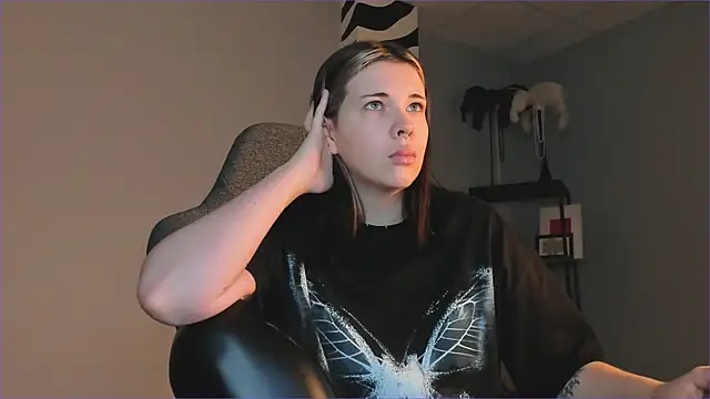 AliceSunday online show from November 2025 04:56:01 AM