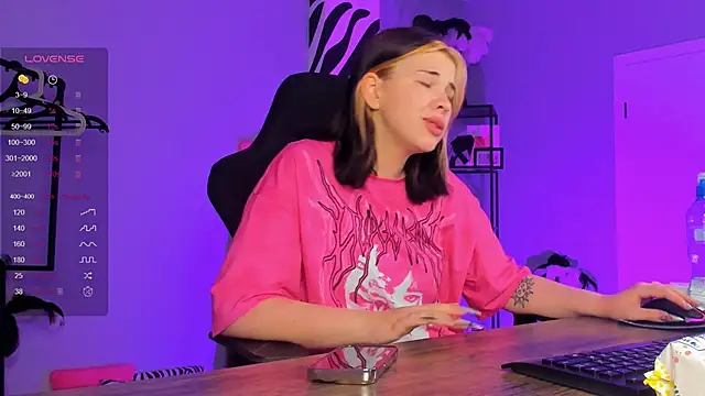 AliceSunday online show from October 2025 02:01:01 AM