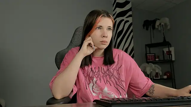 AliceSunday online show from December 2025 02:05:02 AM