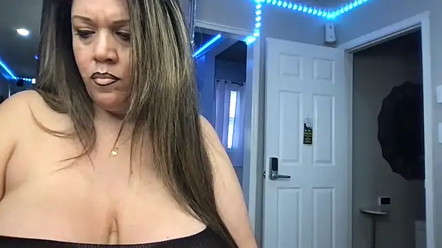 curvyfunlover online show from November 2025 04:33:02 PM