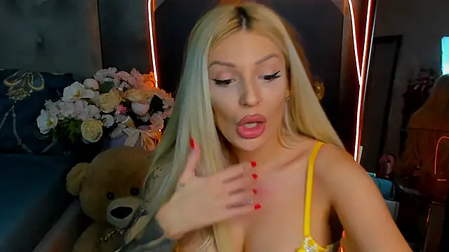 Snapshot of glossy_blondegirl chatting on October 2025 01:23:02 PM glossy blondegirl online show from October 2025 01:23:02 PM