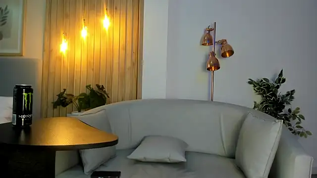 AriRobert  online show from September 2025 04:46:02 AM