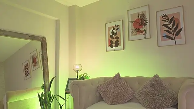 DahianaWalcott online show from April 2026 07:18:01 PM