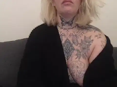 Snapshot of blondy40 chatting on March 2025 12:06:02 PM blondy40 online show from March 2025 12:06:02 PM