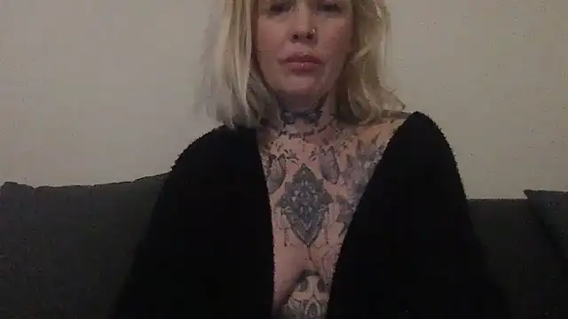 Snapshot of blondy40 chatting on March 2025 10:41:02 PM blondy40 online show from March 2025 10:41:02 PM