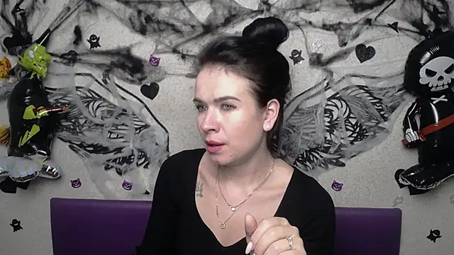 JasmineKouch online show from October 2025 06:15:01 PM