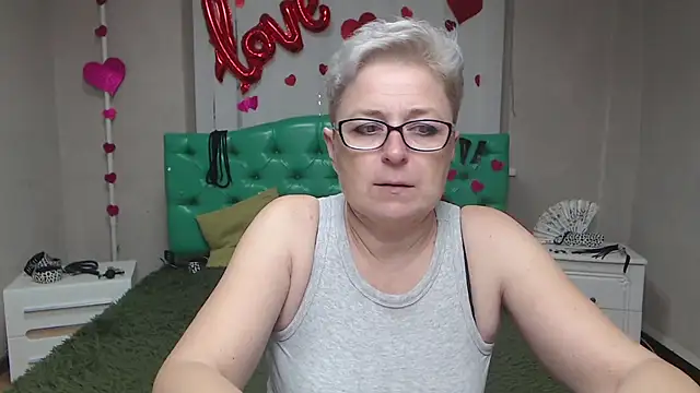 Snapshot of EmiliaGree chatting on October 2025 05:13:02 PM EmiliaGree online show from October 2025 05:13:02 PM