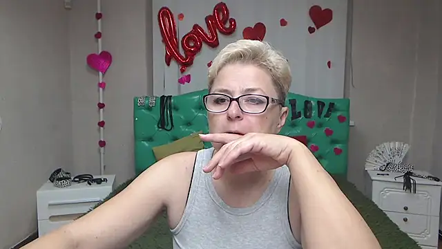 Snapshot of EmiliaGree chatting on October 2025 05:03:01 PM EmiliaGree online show from October 2025 05:03:01 PM