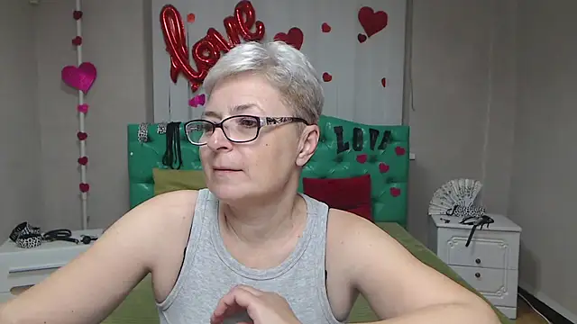 Snapshot of EmiliaGree chatting on October 2025 05:10:02 AM EmiliaGree online show from October 2025 05:10:02 AM