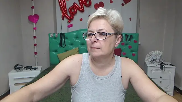 Snapshot of EmiliaGree chatting on October 2025 05:09:02 AM EmiliaGree online show from October 2025 05:09:02 AM