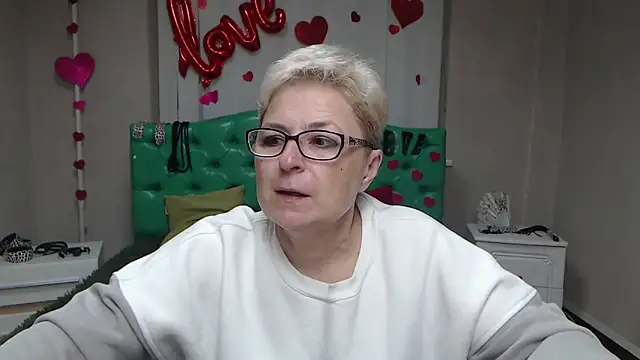 Snapshot of EmiliaGree chatting on September 2025 05:08:02 PM EmiliaGree online show from September 2025 05:08:02 PM