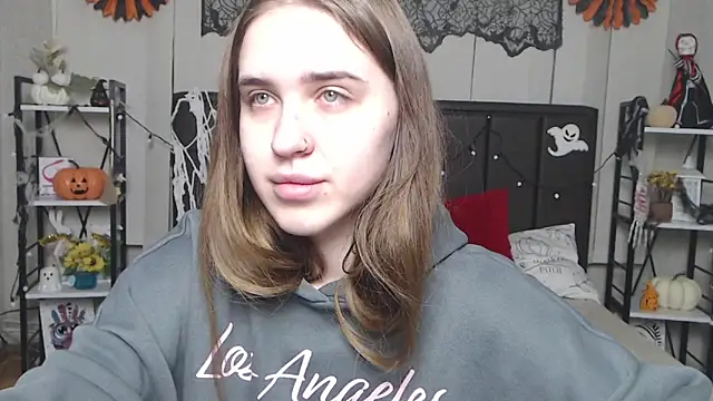 Snapshot of LauraHlot chatting on November 2025 07:07:01 PM LauraHlot online show from November 2025 07:07:01 PM