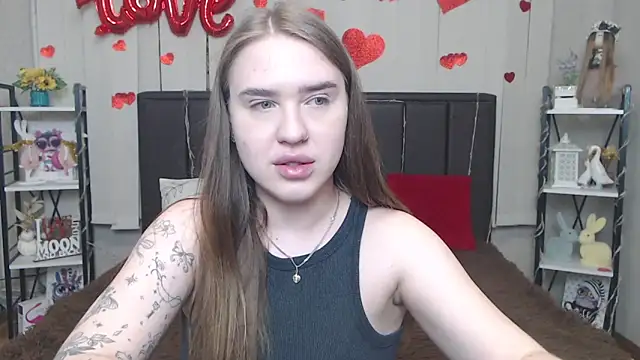 Snapshot of LauraHlot chatting on May 2026 06:11:01 PM LauraHlot online show from May 2026 06:11:01 PM