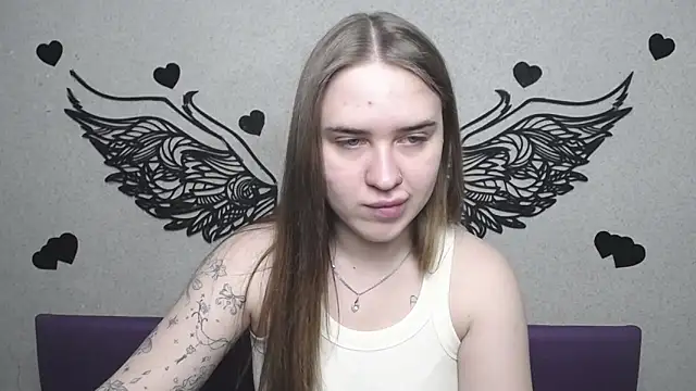 Snapshot of LauraHlot chatting on May 2026 05:44:02 AM LauraHlot online show from May 2026 05:44:02 AM