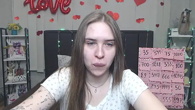 Snapshot of LauraHlot chatting on May 2026 07:17:02 AM LauraHlot online show from May 2026 07:17:02 AM