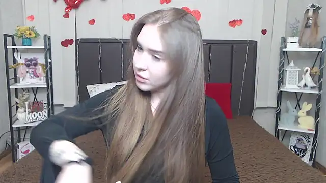 Snapshot of LauraHlot chatting on May 2026 06:13:01 PM LauraHlot online show from May 2026 06:13:01 PM
