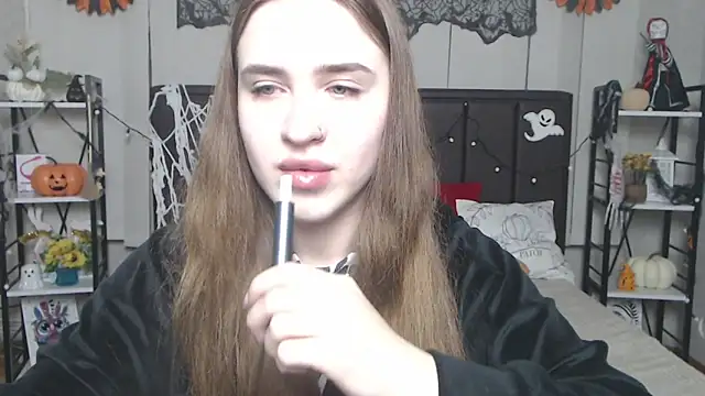 Snapshot of LauraHlot chatting on November 2025 06:39:01 AM LauraHlot online show from November 2025 06:39:01 AM