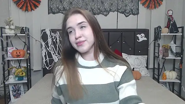 Snapshot of LauraHlot chatting on November 2025 06:12:02 PM LauraHlot online show from November 2025 06:12:02 PM