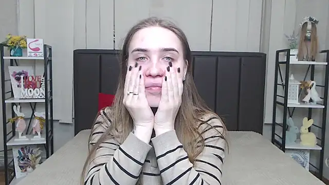 Snapshot of LauraHlot chatting on December 2025 06:17:01 PM LauraHlot online show from December 2025 06:17:01 PM