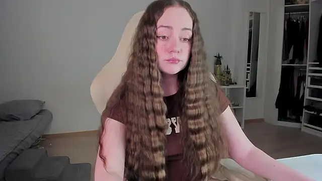 WalkingGirl online show from March 2026 05:03:02 PM