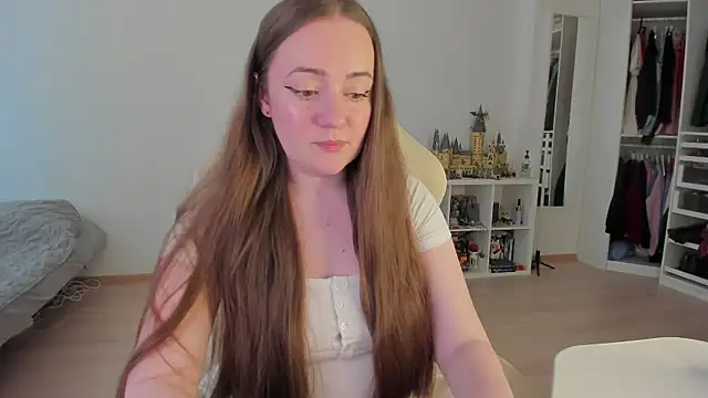 WalkingGirl online show from June 2026 01:08:02 PM