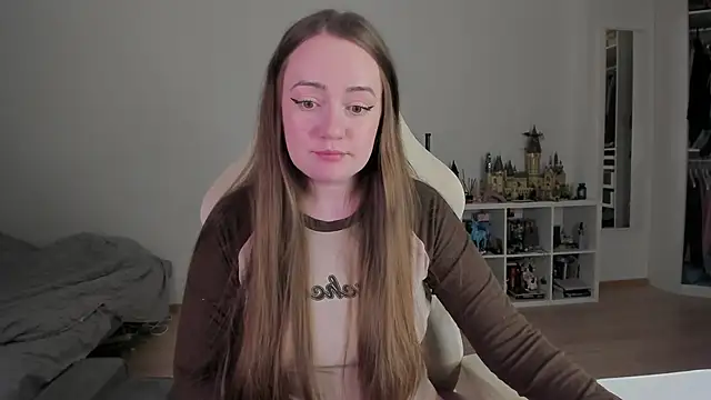 WalkingGirl online show from May 2026 08:42:02 PM
