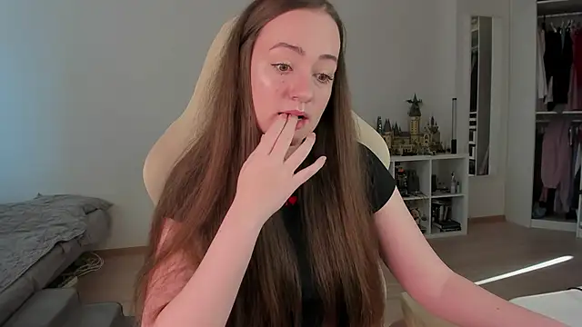 WalkingGirl online show from April 2026 01:59:02 PM