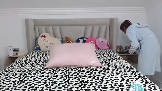 CatWoman0001 online show from November 2025 10:32:01 PM