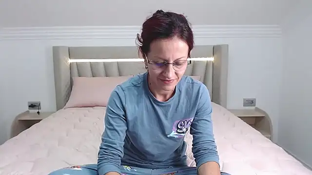 Snapshot of CatWoman0001 chatting on October 2025 06:32:02 PM CatWoman0001 online show from October 2025 06:32:02 PM