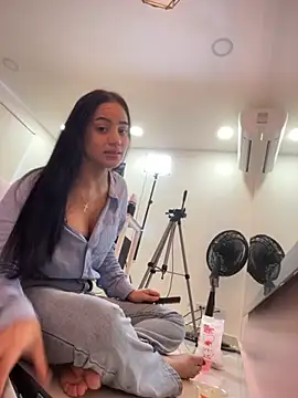 Snapshot of ariel_jonees chatting on November 2025 05:13:02 PM ariel jonees online show from November 2025 05:13:02 PM