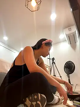 Snapshot of ariel_jonees chatting on November 2025 04:18:02 PM ariel jonees online show from November 2025 04:18:02 PM