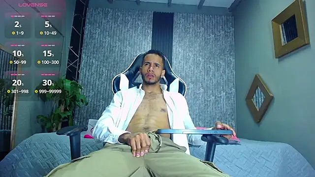 Snapshot of alex_bigcock11 chatting on March 2025 01:07:01 PM alex bigcock11 online show from March 2025 01:07:01 PM