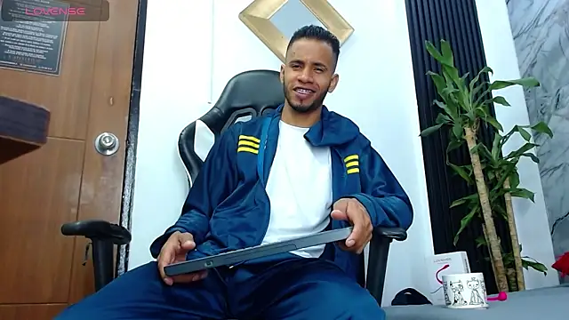 Snapshot of alex_bigcock11 chatting on February 2025 12:11:01 PM alex bigcock11 online show from February 2025 12:11:01 PM