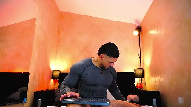 Snapshot of MassimoWalton2 chatting on May 2026 04:30:01 AM MassimoWalton2 online show from May 2026 04:30:01 AM