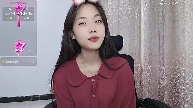 Snapshot of Lvy--v chatting on March 2025 07:39:01 PM Lvy--v online show from March 2025 07:39:01 PM
