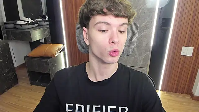 Snapshot of calvin_love_you chatting on June 2026 05:41:01 PM calvin love you online show from June 2026 05:41:01 PM