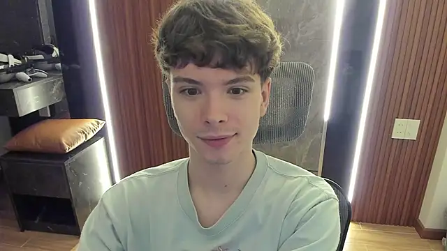 Snapshot of calvin_love_you chatting on June 2026 02:17:02 PM calvin love you online show from June 2026 02:17:02 PM