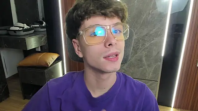 Snapshot of calvin_love_you chatting on June 2026 05:11:01 PM calvin love you online show from June 2026 05:11:01 PM