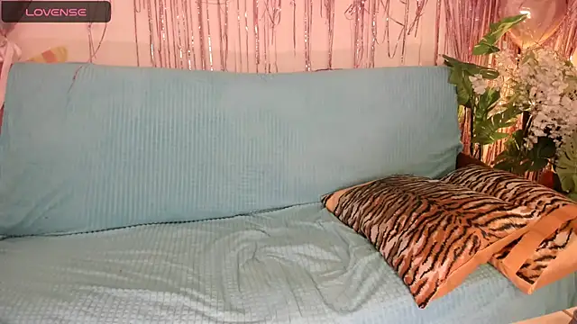 Snapshot of KelliRaid chatting on October 2025 10:57:01 AM KelliRaid online show from October 2025 10:57:01 AM