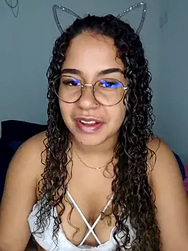 VitoriaFernandes online show from March 2025 08:59:01 PM