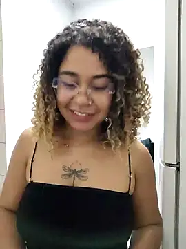 VitoriaFernandes online show from February 2026 09:45:01 PM