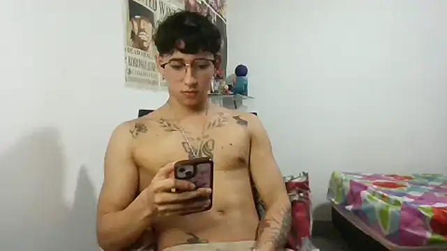 Snapshot of Dillom420 chatting on January 2025 04:43:01 AM Dillom420 online show from January 2025 04:43:01 AM