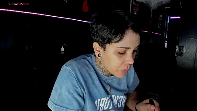 Snapshot of ZhoeStrong chatting on May 2026 06:33:01 PM ZhoeStrong online show from May 2026 06:33:01 PM