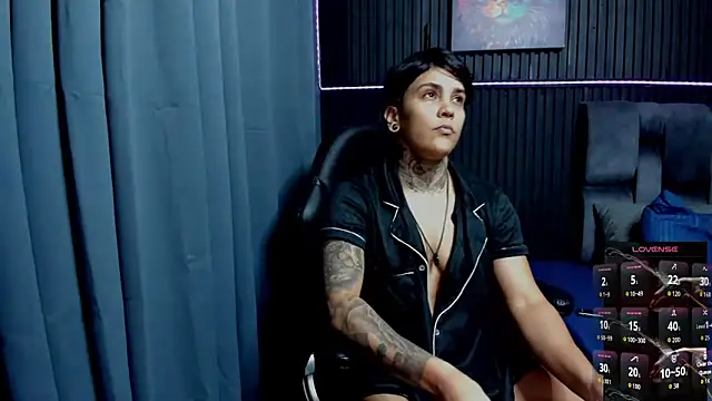 ZhoeStrong online show from November 2025 10:43:02 PM