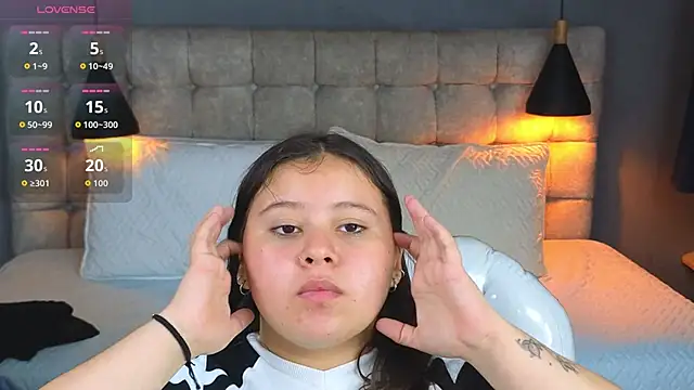 Laia and Aloby online show from November 2025 11:30:01 PM