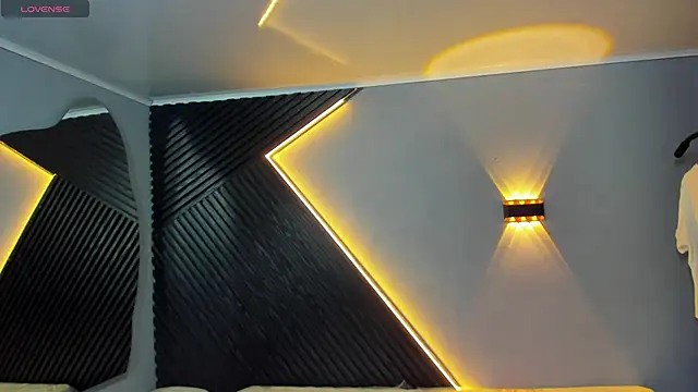 Laia and Aloby online show from April 2026 10:11:01 PM