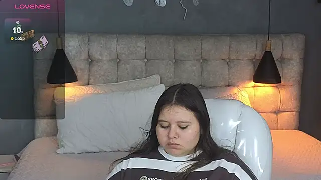 Laia and Aloby online show from December 2025 10:22:02 PM