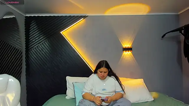 Laia and Aloby online show from April 2026 10:27:02 PM