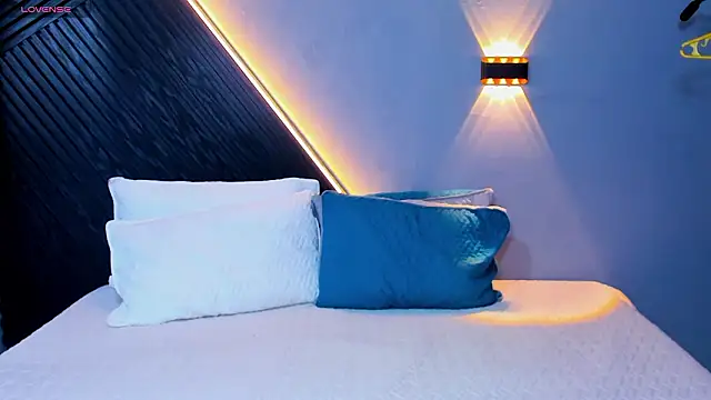 Laia and Aloby online show from March 2026 10:10:01 PM